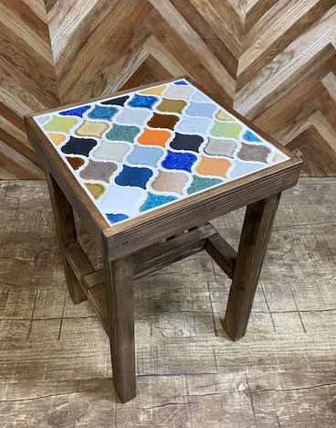 サイドテーブルにもなるタイル張りスツール